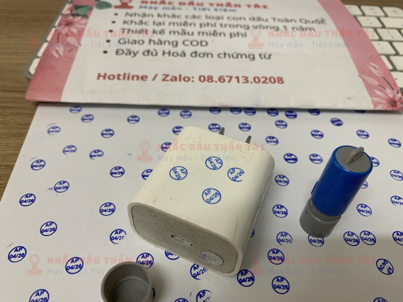Khắc con dấu ngày bảo hành theo yêu cầu đóng lên thiết bị điện tử