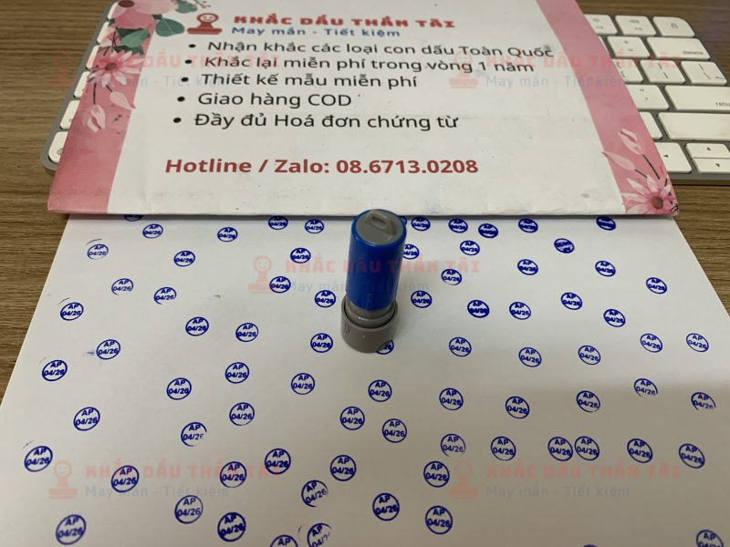Khắc con dấu ngày bảo hành theo yêu cầu đóng lên thiết bị điện tử