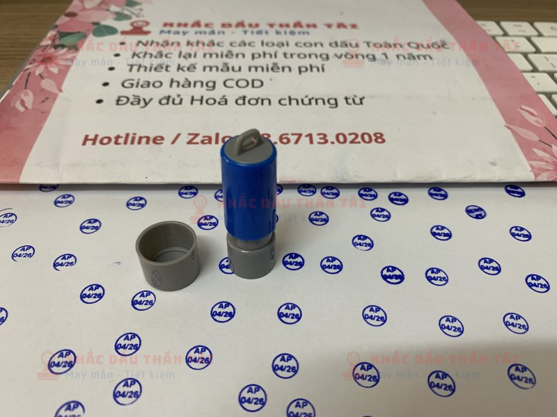 Khắc con dấu ngày bảo hành theo yêu cầu đóng lên thiết bị điện tử