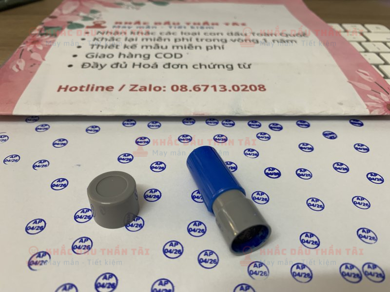 Khắc con dấu ngày bảo hành theo yêu cầu đóng lên thiết bị điện tử