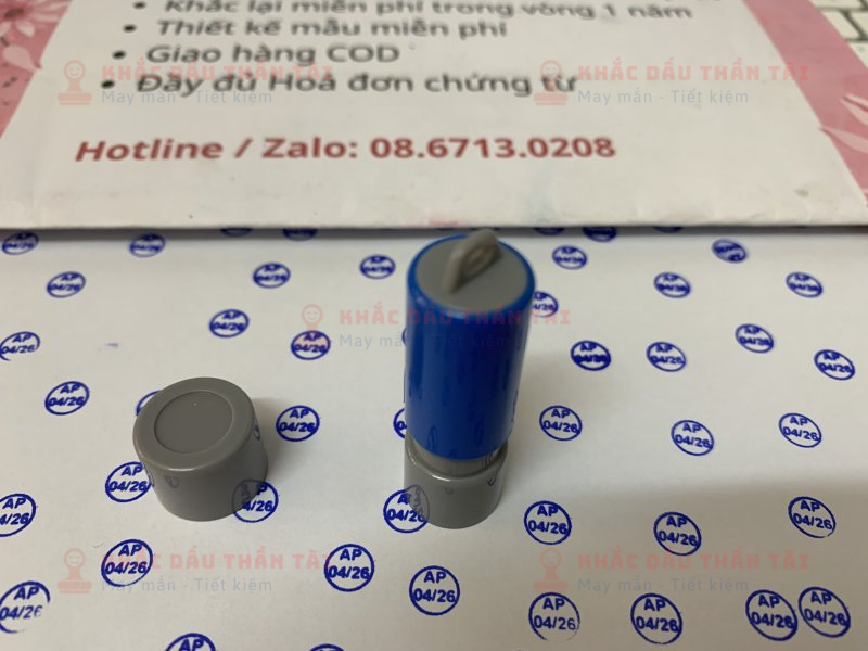 Khắc con dấu ngày bảo hành theo yêu cầu đóng lên thiết bị điện tử