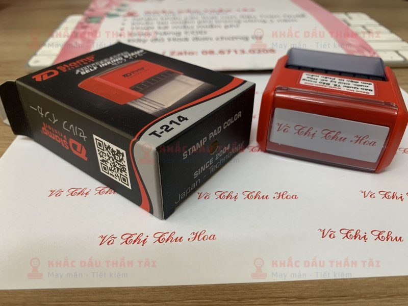 Khắc con dấu tên Võ Thị Tuyết Hoa màu đỏ, đóng trên giấy