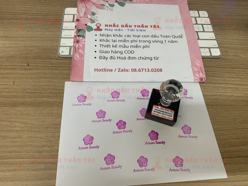 Khắc dấu Flash Logo Bông Hồng trên chữ Areum Beauty màu hồng đóng thẻ khách hàng