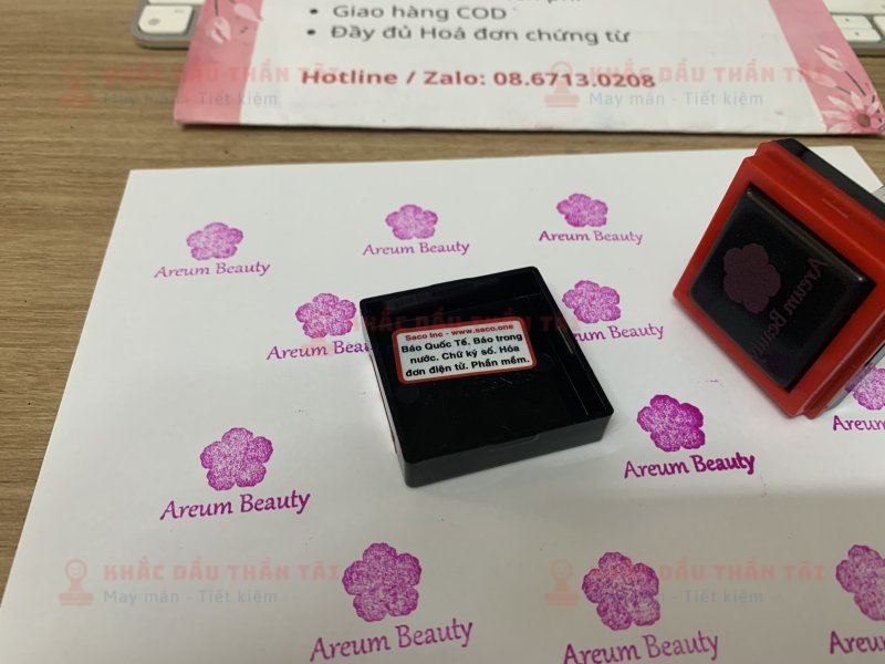 Khắc dấu Flash Logo Bông Hồng trên chữ Areum Beauty màu hồng đóng thẻ khách hàng