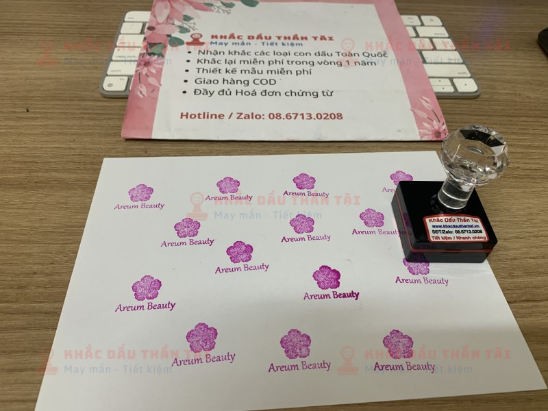 Khắc con dấu Flash Logo đóng lên Thẻ Khách hàng - Bông Hồng nằm trên - Chữ Areum Beauty bên dưới - Màu hồng