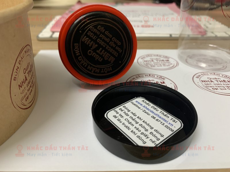 Khắc dấu in ly nhựa Quán Nhà Thêm - Bún Đậu Mắm Tôm - Mực đỏ
