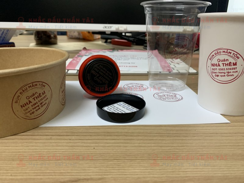 Khắc dấu in ly nhựa Quán Nhà Thêm - Bún Đậu Mắm Tôm - Mực đỏ