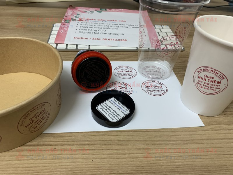 Khắc dấu in ly nhựa Quán Nhà Thêm - Bún Đậu Mắm Tôm - Mực đỏ