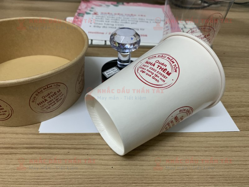 Khắc dấu in ly nhựa Quán Nhà Thêm - Bún Đậu Mắm Tôm - Mực đỏ