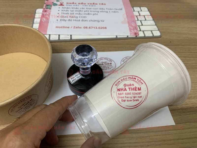 Khắc dấu in ly nhựa Quán Nhà Thêm - Bún Đậu Mắm Tôm - Mực đỏ