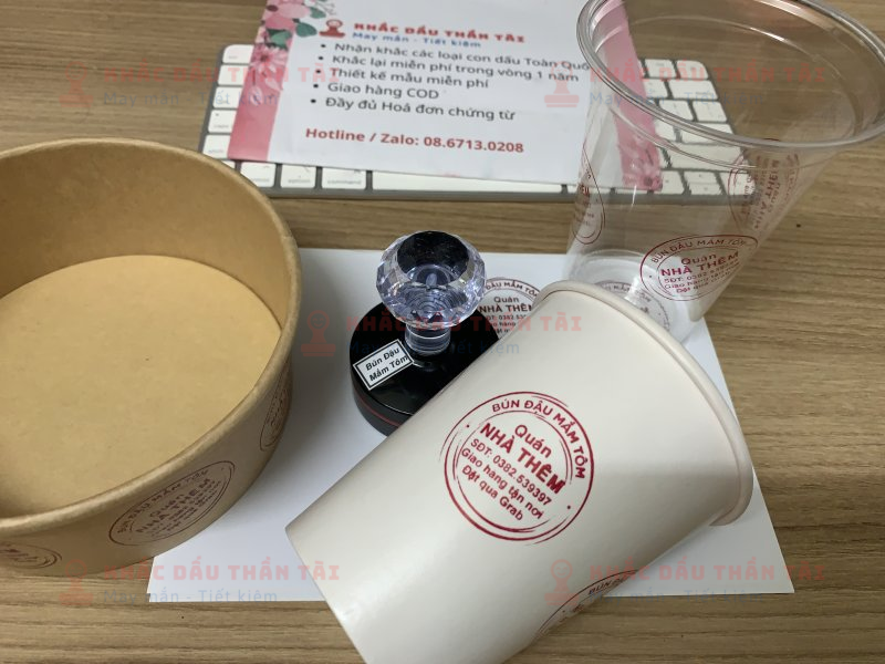 Khắc con dấu In lên Ly nhựa cho Quán Nhà Thêm - Bún Đậu Mắm Tôm - Mực đỏ