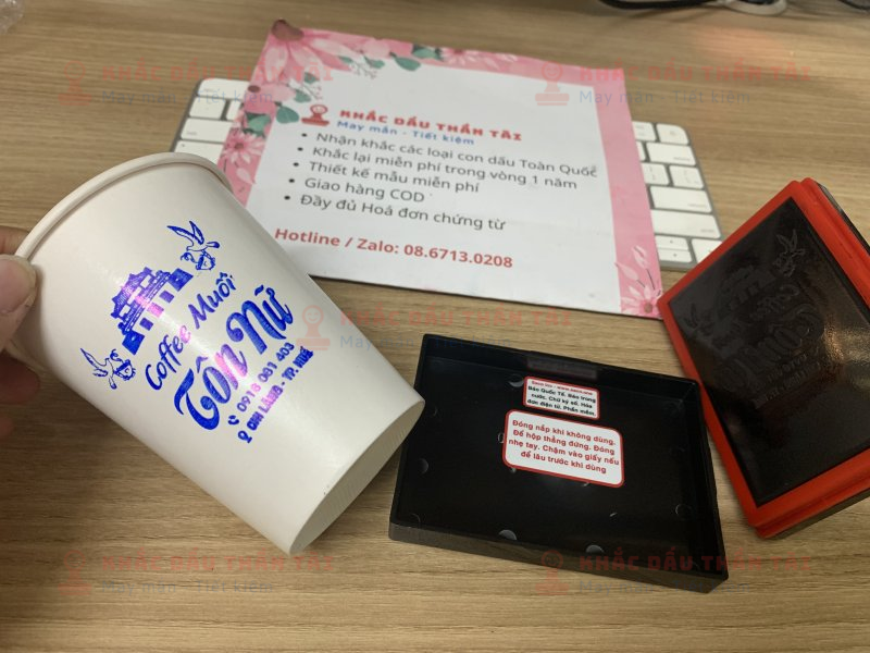 Khắc dấu in ly nhựa trắng đục cho Tiệm Coffee Muối Tôn Nữ, mực xanh dương