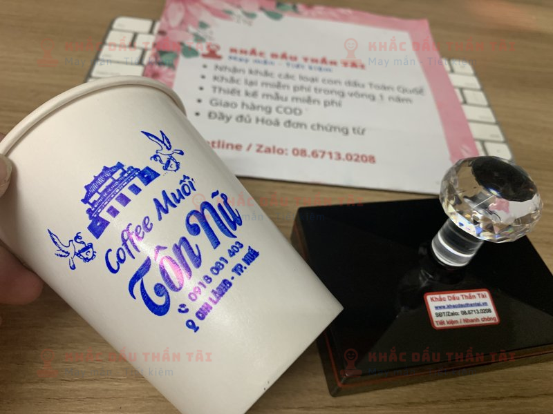 Khắc dấu in ly nhựa trắng đục cho Tiệm Coffee Muối Tôn Nữ, mực xanh dương