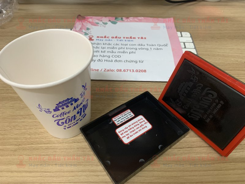 Khắc dấu in ly nhựa trắng đục cho Tiệm Coffee Muối Tôn Nữ, mực xanh dương