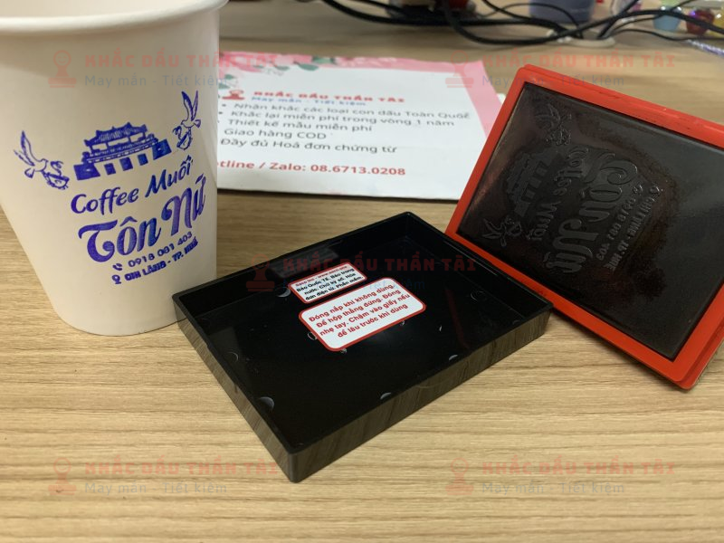 Khắc dấu in ly nhựa trắng đục cho Tiệm Coffee Muối Tôn Nữ, mực xanh dương