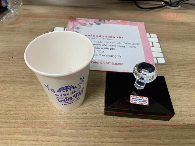 Khắc dấu in ly nhựa trắng đục cho Tiệm Coffee Muối Tôn Nữ, mực xanh dương
