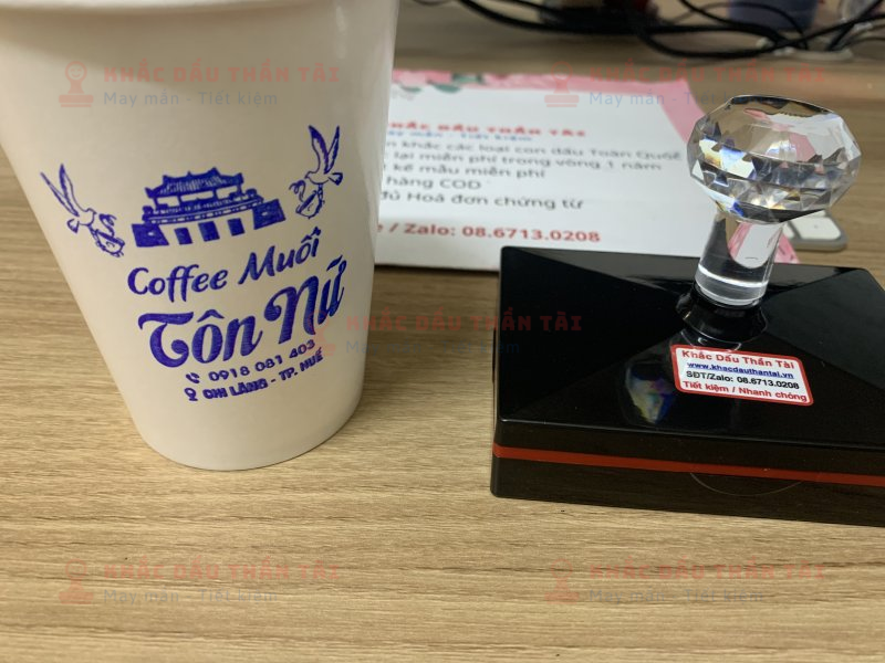 Khắc con dấu In lên Ly nhựa trắng đục cho Tiệm Coffee Muối Tôn Nữ - Mực Xanh Dương