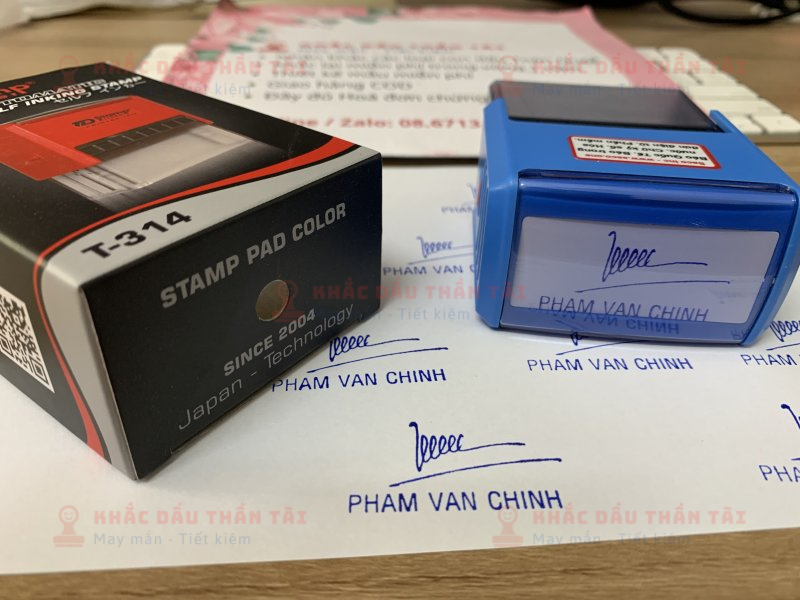 Khắc dấu tên và chữ ký Phạm Văn Chình