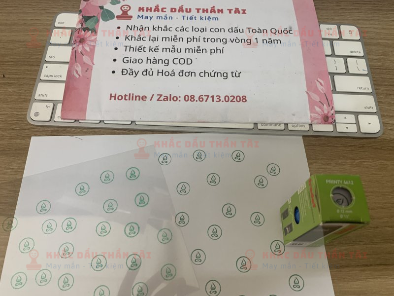 Khắc dấu tích điểm hình bông hoa màu xanh lá cây đóng lên thẻ nilong